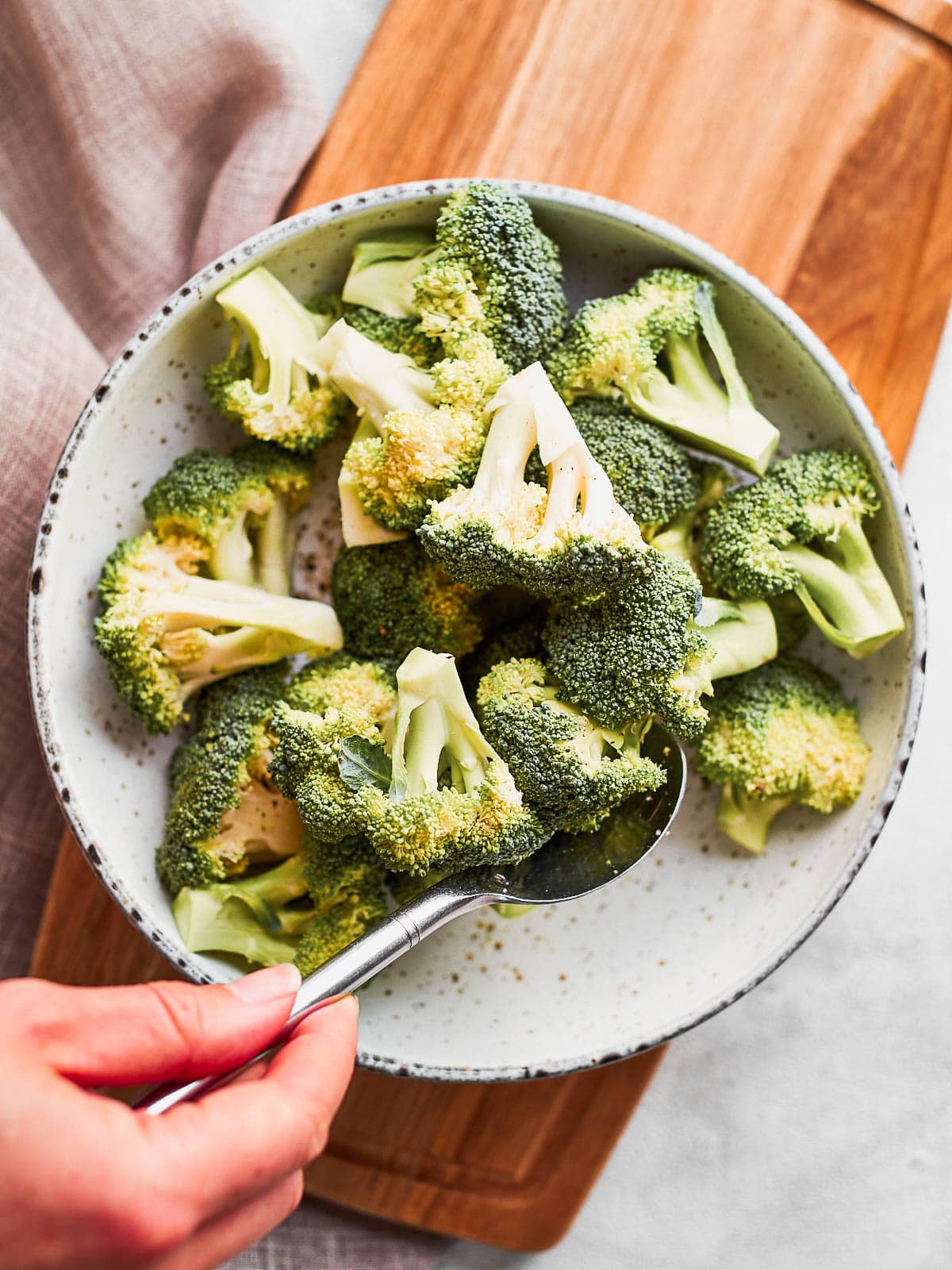 Mixing sesame oil through broccoli