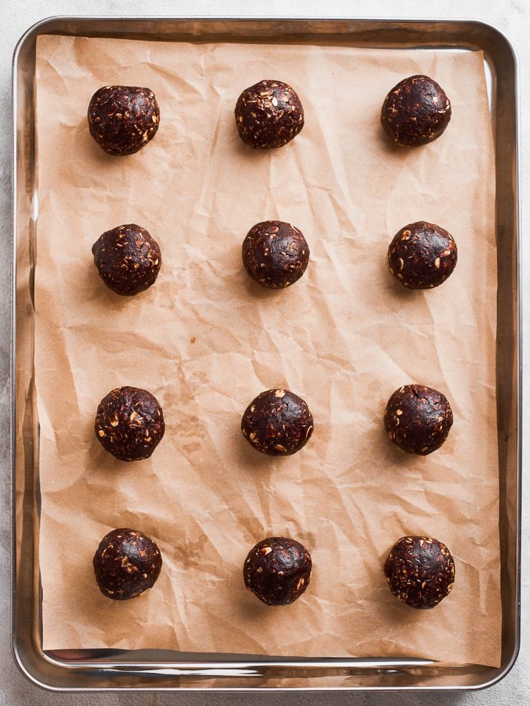 Balls of cookie dough on the baking sheet